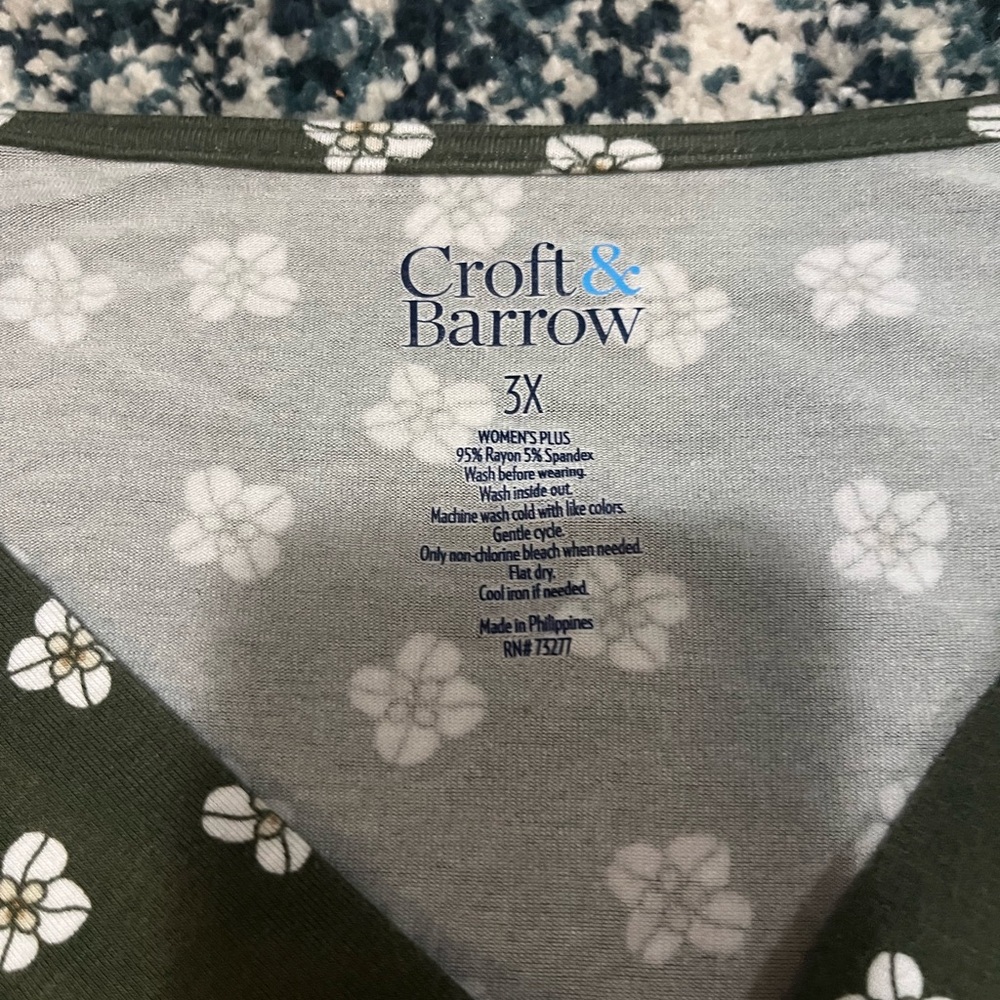 Croft & Barrow Green Top with White Floral Pattern - Picture 2 of 2